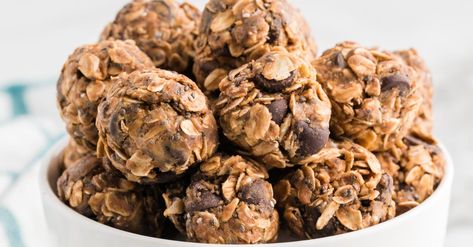 This recipe for No-Bake Protein Balls is so easy to make. and will provide you with the energy to get through the day. Fried Chicken Side Dishes, Butter Powder Recipes, Pineapple Coconut Bread, Chicken Side Dishes, Peanut Butter Powder Recipes, Sausage Breakfast Muffins, Wendys Frosty Recipe, Energy Bites Healthy, Pea Soup Recipe