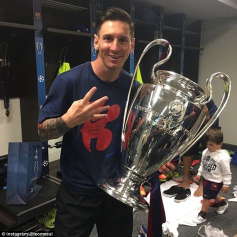 Messi posted this snap with four fingers raised in the dressing room to mark his four Cham... Messi 2015, Champions League 2015, Messi Champions League, Cr7 Vs Messi, Lio Messi, Lionel Messi Fc Barcelona, Lionel Messi Barcelona, Argentina National Team, Lionel Andrés Messi