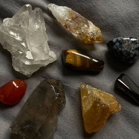 #crystal #crystalshop #crystallove Earthy Crystals, Charm Clairo, Brown Crystals, Crystal Vibes, Random Picture, Jewelry Aesthetic, Pretty Rocks, Crystal Shop, Grape Leaves