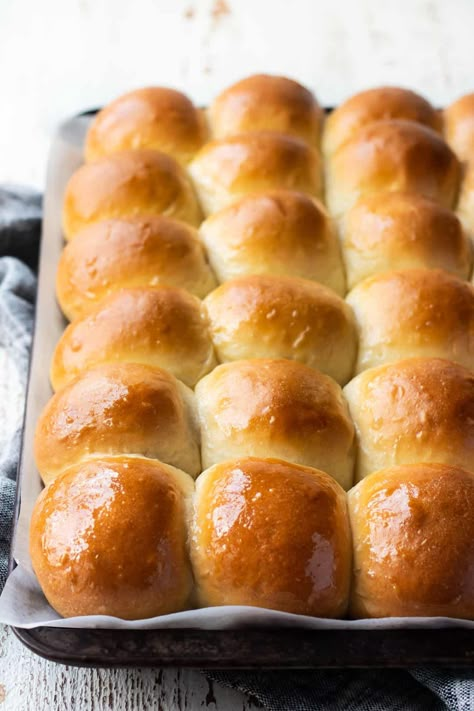 Soft Homemade Dinner Rolls: These are the best! Love how easy they are to make, and they come out so light, pillowy, and moist! #dinnerrolls #easy #quick #recipe #thanksgiving #homemade #best #sweet #makeahead #soft #onehour #fluffy #sandwiches #frozen #overnight #noknead #fast #christmas #pullapart #amish #buttery #simple #holiday #easter #nomixer #meals #sliders #bakingamoment Homemade Slider Rolls, Homemade Sliders, Salad And Fries, Homemade Crescent Rolls, Slider Rolls, Bread To Make, Recipe Thanksgiving, Oven Bread, Dutch Oven Bread