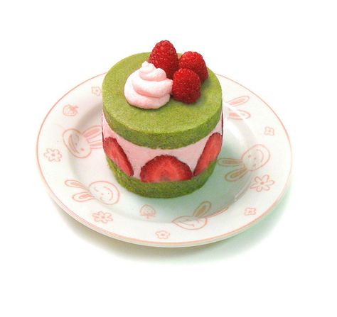 Small Batch Matcha Génoise Cake Strawberry Matcha Cake, Matcha Strawberry Cake, Strawberry Green Tea, Cake Matcha, Genoise Cake, Matcha Strawberry, Green Tea Cake, Strawberry Matcha, Matcha Cake