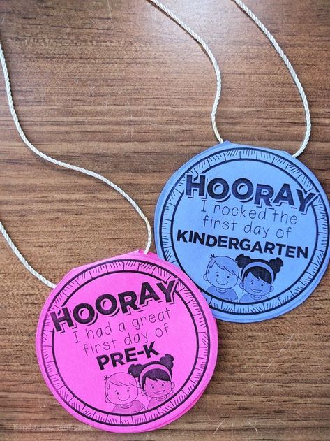 First day of school necklaces for free Preschool First Week, Kindergarten First Week, First Day Of School Printable, September Preschool, Preschool First Day, Beginning Of Kindergarten, First Day Activities, Printable School, Prek Classroom