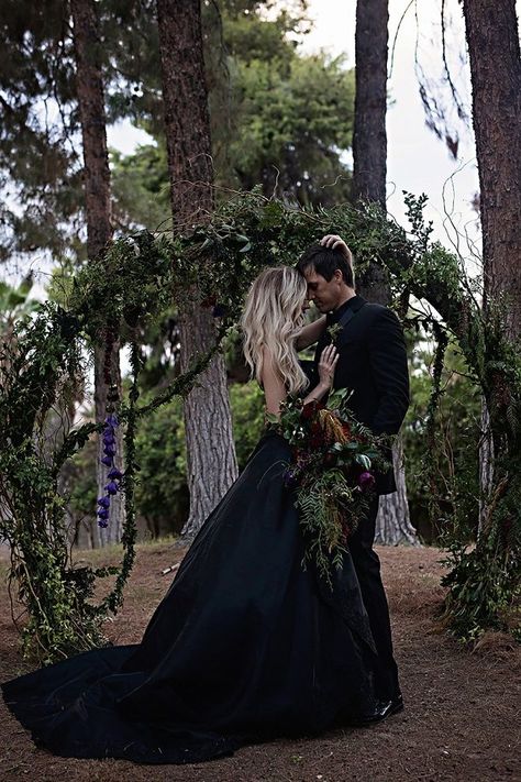 This gorgeous sleepy hollow inspired styled wedding is perfect just in time for Halloween! Don't miss all of this fun inspiration! Gothic Wedding Theme, Witch Wedding, Dark Wedding Theme, Halloween Themed Wedding, Viking Wedding, Goth Wedding, Dark Wedding, Moody Wedding, Sleepy Hollow