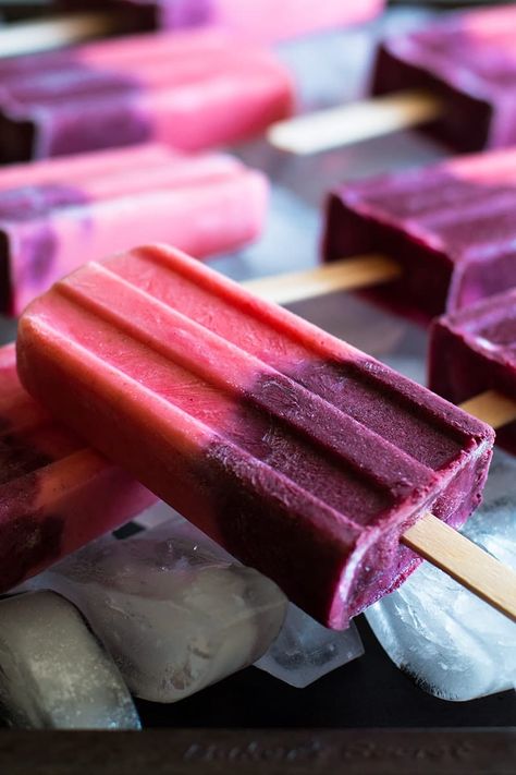 Strawberry and Blueberry Yogurt Smoothie Popsicles - Baking Mischief Blueberry Yogurt Smoothie, Blueberry Popsicles, Healthy Popsicle Recipes, Smoothie Pops, Creepy Food, Smoothie Popsicles, Yogurt Smoothie, Blueberry Yogurt, Yogurt Pops