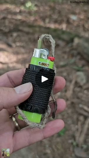 Survival Lighter, Diy Bushcraft, Survival Bushcraft, Diy Survival, Shtf Survival, Survival Hacks, Survival Items, Bushcraft Gear, Survival Techniques