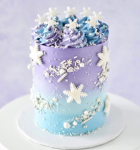 Sprinkle Pop on Instagram: “Have an ice day! ❄️ ⠀⠀⠀⠀⠀⠀⠀⠀⠀ ⠀⠀⠀⠀⠀⠀⠀⠀⠀ "Winter Wonderland" sprinkle cake by @brittanymaycakes⠀⠀⠀⠀⠀⠀⠀⠀⠀ ⠀⠀⠀⠀⠀⠀⠀⠀⠀ #sprinklepop #sprinkles…” Frozen Birthday Party Cake, Frozen Themed Birthday Cake, Pastel Frozen, Ombré Cake, Cake Frozen, Rodjendanske Torte, 4de Verjaardag, Winter Wonderland Cake, Frozen Theme Cake