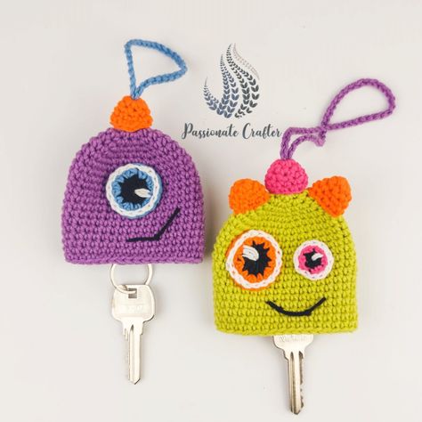 Crochet Key Cover, Crochet Eyes, Crochet Monsters, Beginner Crochet Tutorial, Crochet Keychain Pattern, Crochet Wedding, Crochet Ornaments, Keychain Design, Key Cover