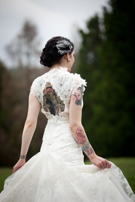 Love the back of dress Tattooed Women In Dresses, Tattoo Wedding Dress, Tattooed Woman, Tattooed Girl, Brides With Tattoos, Luxury Brides, Wedding Tattoos, A Wedding Dress, Beautiful Bride