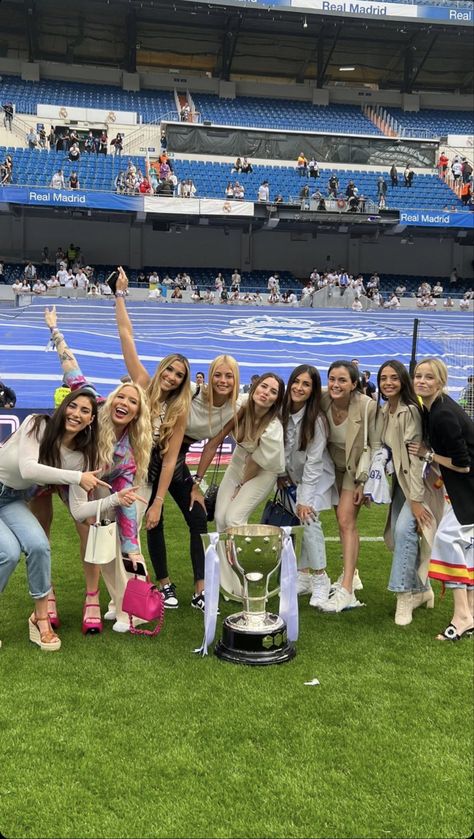 Wags Soccer, Sandra Garal, Players Wives, Football Girlfriend, Footballers Wives, Madrid Football, Football Wags, Real Madrid Team, Fashion Dream Job