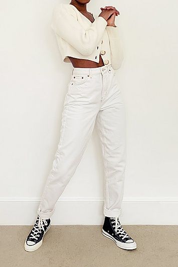 Cream Mom Jeans Outfit, Cream Jeans Outfit Summer, White Mom Jeans Outfit, Cream Jeans Outfit, Carrot Jeans, White Mom Jeans, Mom Jeans Outfit Summer, Look Jean, Cream Jeans