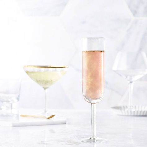 Add rose gold glitter to champagne and prosecco for bachelorette party - glitter champagne - glitter drinks - glitter cocktails - fun cocktail ideas {Town and Country} Prosecco Drinks, Edible Roses, Champagne Drinks, Glitter Champagne, Sparkling Drinks, Blue Cocktails, Edible Glitter, Bachelorette Party Decorations, Aperol Spritz