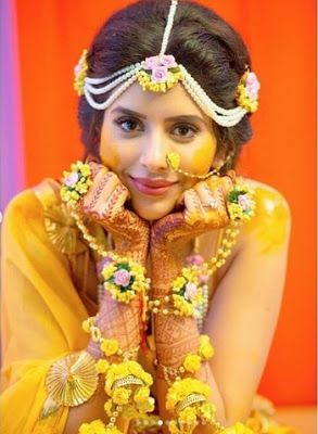 Flower Jewelry For Haldi, Jewelry For Haldi, Haldi Poses For Bride, Wedding Photography Poses Bridal Party, Jewellery For Haldi, Mehndi Jewellery, Haldi Photoshoot, Haldi Ceremony Outfit, Indian Bride Photography Poses