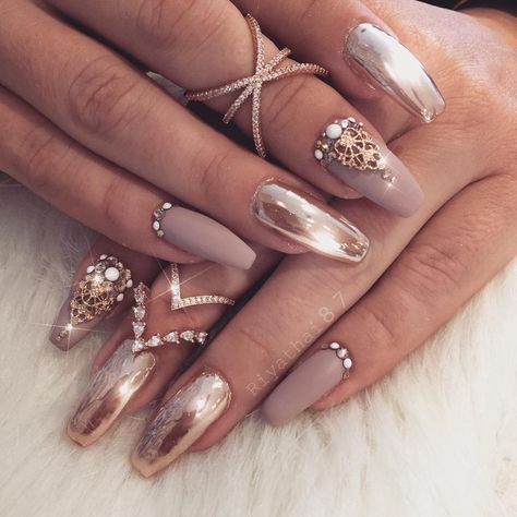 @gaaabbriellaa White Glam Nails, Jewel Nails, Ongles Beiges, Prom Nail Designs, Prom Nails Silver, Metallic Nail Art, Queen Nails, Metallic Nails, Nails Glitter