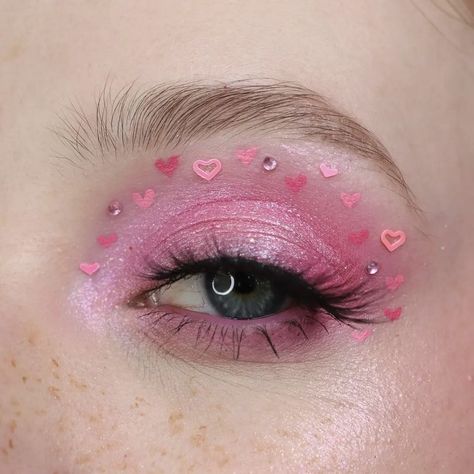 Untitled on Tumblr Coloured Eyeliner, Taylor Swift Makeup, Concert Makeup, Rhinestone Makeup, Valentines Makeup, Eye Makeup Designs, Dope Makeup, Colored Eyeliner, Taylor Swift Outfits