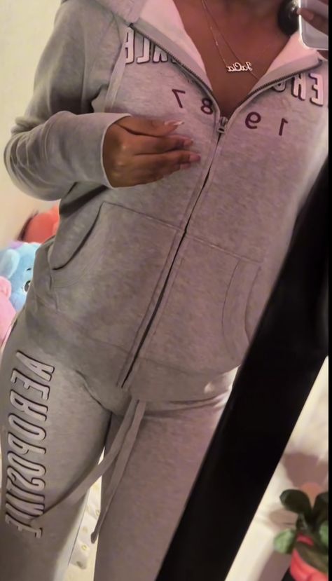 Arepostle Sweat Suit, Areopostalsweatpants Set, Aeropostale Sets, Aeropostale Set, Aeropostale Outfits, Sweatpants Outfit, Black Couples Goals, Sophomore Year, 2000s Fashion Outfits