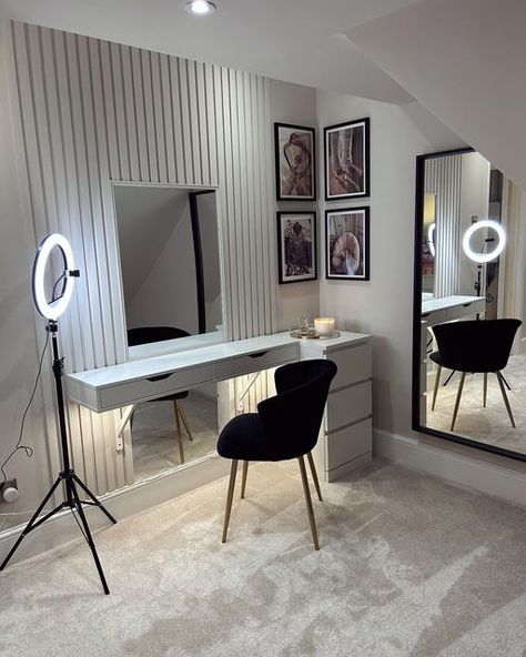 Beige And Black Dressing Room, Spare Room Makeup Room, Mirror With Study Table, Dressing Table Area Ideas, Dressing Room Grey, Makeup And Work Desk In One, Make Up Areas In Bedroom, Black And White Dressing Room, Black And White Beauty Room