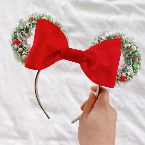 Mvmcp Outfit, Disneyland Christmas Decorations, Disney At Christmas Outfits, Disney World Outfits Christmas, Disney Christmas Theme, Disney Christmas Party Outfit Ideas, Diy Disney Christmas, Christmas Mickey, Disney Theme Christmas