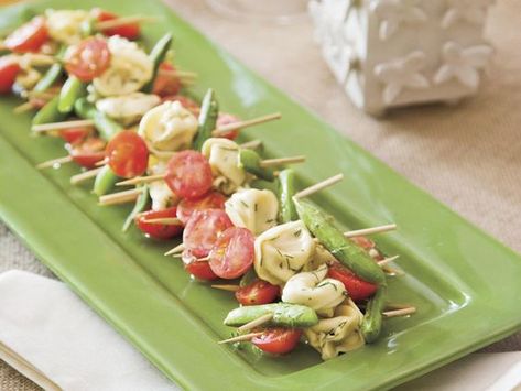 This party-perfect appetizer features tortellini, sugar snap peas and tomatoes threaded on skewers and marinated in tangy mustard vinaigrette. Salad Skewers, Tortellini Skewers, Spring Appetizers, Easter Food Appetizers, Best Party Appetizers, Easter Appetizers, Tortellini Salad, Easy Pasta Salad Recipe, Skewer Recipes