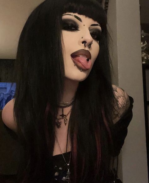 Tattoos Deftones, Goth Makeup Inspiration, Gothic Haircuts, Hot Goth Makeup, Goth Mommies, Goth Haircuts, Goth Aesthetic Makeup, Goth Girl Makeup, Goth Haircut