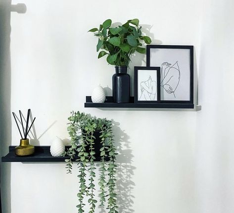 White And Black Living Room Ideas Modern, Floating Black Shelves Living Room, Black Floating Shelf Decor, Black And White Bedroom With Plants, Black Shelf Decor Bedroom, Black Shelves Bedroom, Black Shelves Living Room, Black Shelf Decor, Wall Mirror Decor Ideas