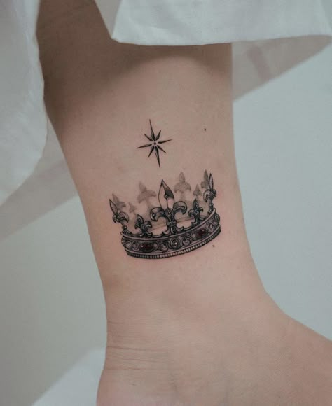 Crown Tattoo Men, Queen Tattoo Designs, Crown Tattoos For Women, Queen Crown Tattoo, Inner Wrist Tattoos, Small Crown Tattoo, Crown Tattoos, 16 Tattoo, Small Crown