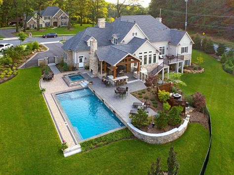 Fancy Backyard Pool, Lake Houses With Pools, Pool On Side Of House Backyards, Big Houses Backyard, Cute Backyard With Pool, Beautiful Backyard With Pool, Big Open Backyard, House With Big Backyard, Pool On Side Of House