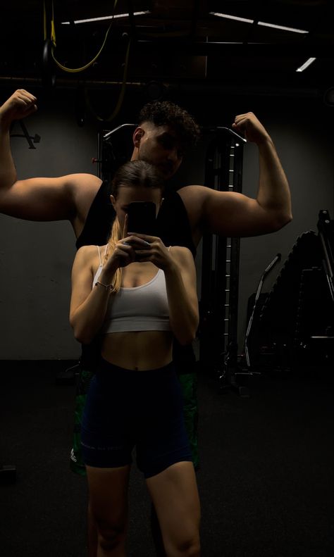 Gym #gym #gymcouple #bf Gym Couple Poses, Gym Couple Aesthetic, Funny Couple Photos, Goofy Couples, Couple Poses Ideas, Gym Poses, Gym Couple, Gym Partner, Vision Bored