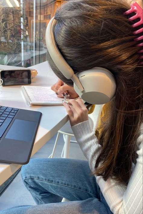 Sony Xm5, Fashion Headphones, Library Fashion, Instagram Aesthetic Inspiration, Happy Aesthetic, Wearing Headphone, Girl With Headphones, Cute Headphones, Study Books