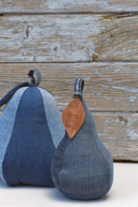 Follow this step-by-step tutorial to create your own pear-shaped door stops from upcycled denim. Our fabric pear pattern is easy to use, making this sewing craft a fun and practical way to repurpose old jeans. Keep your doors open in style with these charming denim creations! Uses For Old Jeans, Old Jeans Projects, Jean Projects, Denim Recycle, Pear Pattern, Flower Fabric Pattern, Sewing Christmas Gifts, Denim Scraps, Pear Body