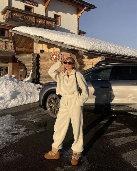 Aspen Outfit Winter, Mountain Outfit Winter, Ski Outfit Aesthetic, Outfits Inspo Winter, Winter Fashion Aesthetic, Iphone In Hand, Winter Ski Fashion, Scandi Winter, Cosy Outfits