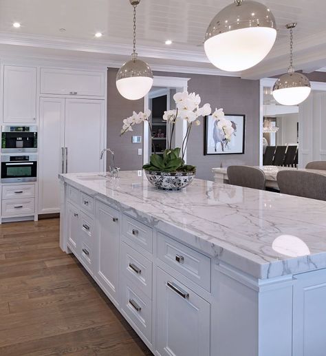 Top 10 Hottest Kitchen Design Trends in 2018 published in Pouted Online Magazine Kitchen - Having a spacious kitchen with all the features required is a dream of everyone. As we continue with the series of generations, modern and classic des... -   -  #kitchendecor #kitchendesigns2018 #pouted #fashionmagazine #poutedlifestylemagazine #trends - Get More at: https://www.pouted.com/top-10-hottest-kitchen-design-trends/ California Ranch Style Homes, Countertop Quartz, Luxury White Kitchen, Kitchen With White Cabinets, Condo Kitchen, Stairway Design, Kitchen Cabinets Decor, Quartz Kitchen, Gray Kitchen