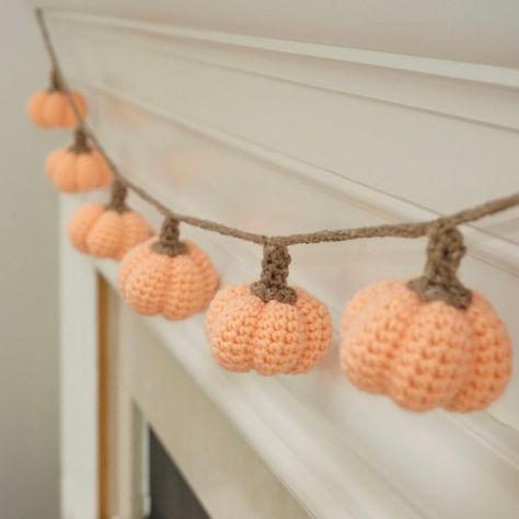 Pumpkin Garland Crochet, Garland Mantle, Garland Crochet, Crochet Pour Halloween, Autumn Crochet, Ideas Uñas, Mantle Garland, Crochet Garland, Boho Halloween