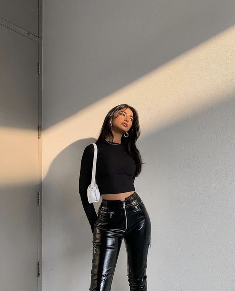 Leather Fashion Aesthetic, Blank Wall Photoshoot Ideas, Edgy Poses, Instagram Model Poses, Classy Poses, Leather Pants Outfits, Pose Inspo Instagram, Foto Insta, Leather Pants Outfit