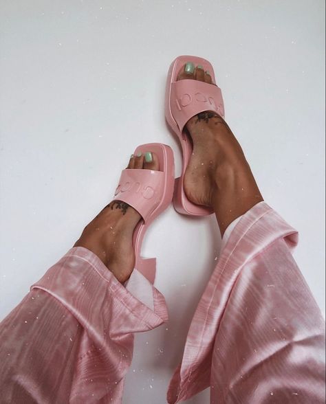 Gucci Sandals Outfit, Gucci Rubber Sandals, Heels Gucci, Slides Outfit, Sandals Luxury, Luxury Heels, Gucci Sandals, Gucci Heels, Cute Birthday Outfits