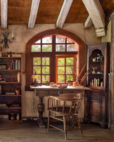 Lord Of The Rings Decor, Casa Do Hobbit, Aesthetic Interior Design, Storybook Homes, Cottagecore Home, Aesthetic Living Room, Movie Set, Cottage In The Woods, Hobbit House