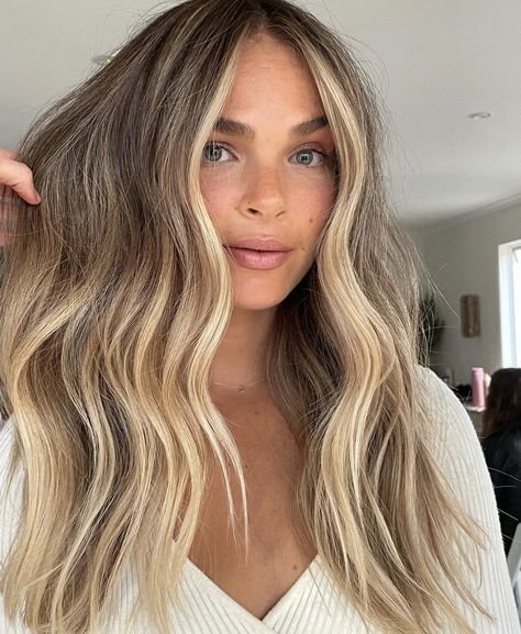 Best Blonde Hair, Sandy Blonde Hair, Baylage Hair, Blonde Hair With Roots, Hair Color Blonde Highlights, Blonde Hair Ideas, Summer Blonde Hair, Brown Hair Inspo, Light Blonde Hair