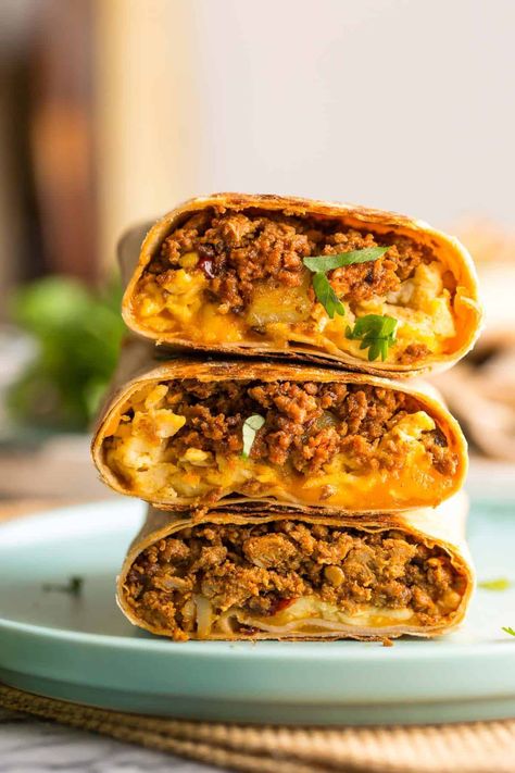 Start your day off right with these hearty, protein packed Turkey Chorizo Breakfast Burritos! Lean turkey chorizo, scrambled eggs, sautéed potatoes and peppers sprinkled with grated cheese all wrapped up snug in a gluten free flour tortilla - what's not to love?! Turkey Chorizo, Chicken Pita Recipes, Best Ground Turkey Recipes, Chorizo Breakfast, Burrito Recipe, Turkey Breakfast, Chorizo Recipes, Breakfast Burritos Recipe, High Protein Meal Prep