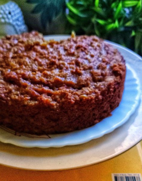 In this pandemic, we can't afford to order cake from outside. So often I bake tea time cakes for my family & everyone enjoy a slice of it with a cup of hot tea or cofee. And today I have baked a completely gluten free cake that's Oats Banana Cake 😋   In this recipe, I have used overriped bananas which adds natural sweetener to the cake & makes the cake spongy & soft too. This Oats Banana Cake is made with rolled oats, cane sugar, ripe banana, yogurt & cinnamon.....no added flour, sugar… Tea Time Cakes, Sugar Free Cake Recipes, Budget Vegan, Banana Yogurt, Breakfast Oats, Oatmeal Cake, Sugar Free Cake, Chocolate Oats, Oat Cakes