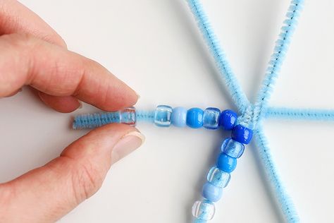 These beaded pipe cleaner snowflakes are SO SIMPLE and they look adorable! This is such an awesome low mess craft for winter, or even Christmas ornaments! Pony Bead Snowflake, Pipe Cleaner Snowflakes With Beads, Pipe Cleaner Snowflakes, Bead Snowflakes, Christmas Beads Craft, Frozen Crafts, Beaded Snowflakes Ornament, January Crafts, Snowflake Craft