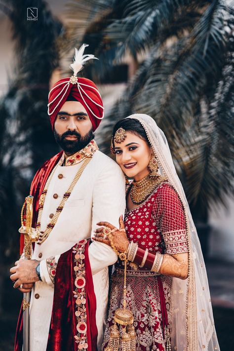 Indian Wedding Photography Couples Bride Groom, Wedding Stills Indian, Bride Groom Photos Indian, Marriage Couple Photography, Rajputi Couple, Groom Haldi, Funny Wedding Poses, Couple Dressing, Sikh Couple