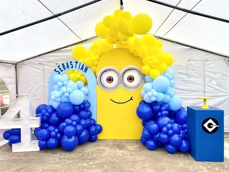 Balloons Theme Birthday Party, Despicable Me 1st Birthday Party, Minion Decoration Ideas, Minions Backdrop Party Ideas, Minion Birthday Party Backdrop, Minion Theme Decoration, Minions 3rd Birthday Party Ideas, Minions Second Birthday Party, Minions Photoshoot