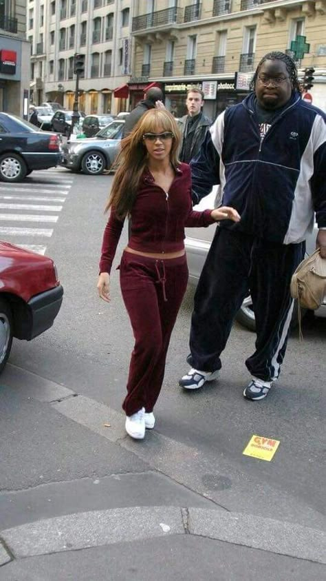 2000s Paparazzi, Juicy Couture Outfits, Juicy Couture 2000s, 2k Fashion, Fabric Outfits, 2000s Tracksuit, Solange Style, Juicy Couture Clothes, 2005 Fashion