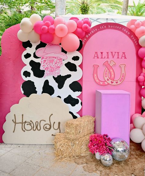 Barbie + Texas theme? Yes, please!! #barbiebirthday #cowgirlbirthday #birthdaydecor #girlsbirthdaytheme #birthdaytheme #cowgirlthemeparty #cowgirlparty #miamieventa #tidalcove #tidalcovemiami #tidalcovewaterpark Barbie Rodeo Party, Barbie Cowgirl Party, Cowgirl Decorations Party, Cowgirl Balloon Garland, Cowgirl Party Ideas, Dolly Parton Birthday, Second Rodeo, Texas Theme, Cowgirl Baby Showers