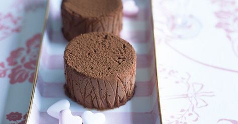 Try this delicious frozen twist on a popular choccie dessert. Frozen Cappuccino Recipe, Frozen Parfait, Frozen Chocolate Mousse, Chocolate Jars, Cappuccino Recipe, Mini Dessert Recipes, Parfait Desserts, Chocolate Mousse Recipe, Small Cakes