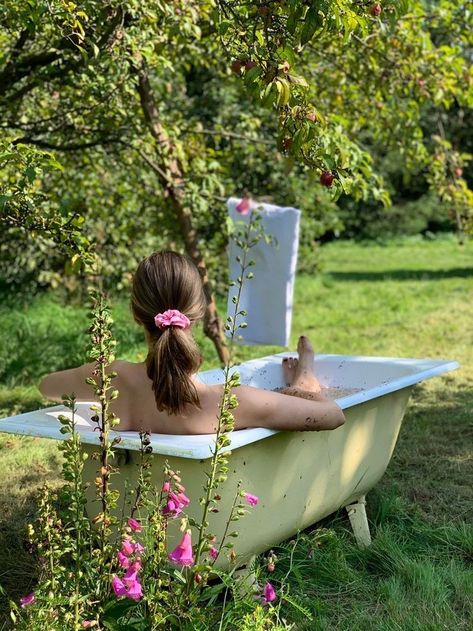 Bath In The Garden, Bathtub In The Garden, Bath In Nature, Bathtub In Garden, Bathtub Outside, Bath Tub Garden, Outdoor Bath Tub, Outdoor Bath House, Bathtub Garden