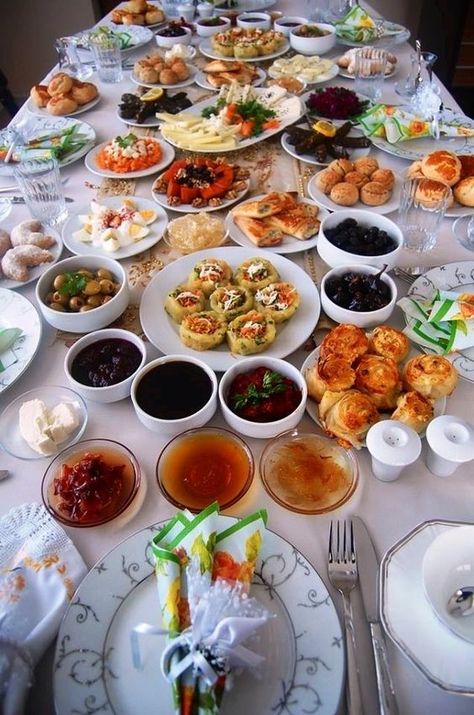 Turkish Food Table, Turkish Dinner Table, Armenian Breakfast, Afghan Breakfast, Turkish Breakfast Table, Turkish Simit Recipe, Turkish Dinner, Arabic Breakfast, Food Turkish