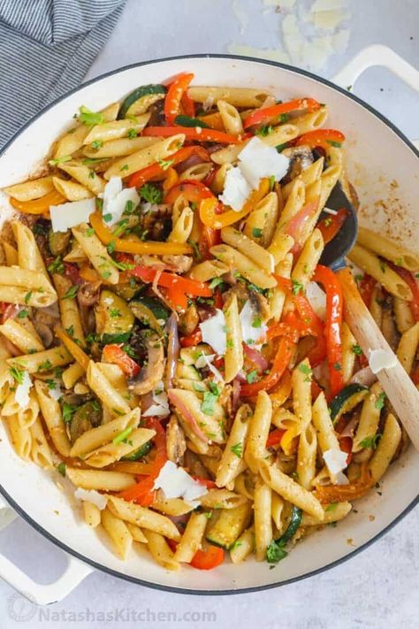 A delicious and EASY homemade Pasta primavera recipe that is loaded with veggies and pasta tossed in a light sauce. Primavera Sauce, Pasta Primavera Recipes, Pasta Primavera Sauce, Easy Pasta Primavera, Primavera Recipe, Easy Homemade Pasta, Recipe For Pasta, Vegetarian Pasta Dishes, Crockpot Pasta Recipes