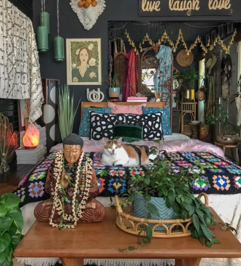 A DARK BOHEMIAN bedroom. Lots of colors, patterns & textures. Lots of knickknacks & plants. Wicker furnishings - use of natural materials is one of style's traits. Tasseled hanging. Warm, cozy & relaxed. #bohemian #darkbohemian #boho #bohemian #bedroom #interiordesign Geek Home Decor, Bohemian Bedroom Design, Hippy Room, Eclectic Bedroom, Hippie Home Decor, Bohemian Bedroom Decor, Boho Bedroom Decor, Bohemian Bedroom, Room Ideas Bedroom