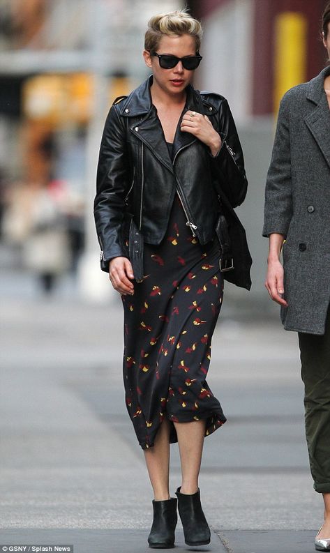 Hiding out: The Brokeback Mountain star hid her eyes behind dark sunglasses while the rest of her face bore no visible expression Michelle Williams Style, William Black, Best Leather Jackets, Met Ball, Fashion Petite, Hollywood Party, Street Style Edgy, Michelle Williams, Street Style Chic