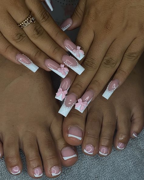 Matching nails and toes>>>> The “A” is soooo beautiful and it was hand drawn🤭 #stcloudfl #stcloudnails #kissimmeefl #kissimmeenails #orlandof| #orlandonailtech #lakenona #lakenonanails #stcloudtoes #kissimmeetoes #stcloudpedi #kissimmeepedicure #lakenonatoes #lakenonapedi Acrylic Toes And Nails Set, Cute Nails And Toes Matching, Hands And Toes Nails Matching, Matching Set Nails And Toes, Nails And Toes Matching Ideas, Matching Toes And Nails, Nail And Toes Matching Ideas, Matching Nails And Toes, Nails And Toes Matching